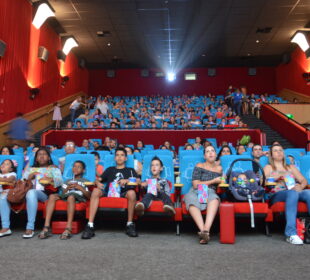 Sessão de cinema especial é realizada para público autista