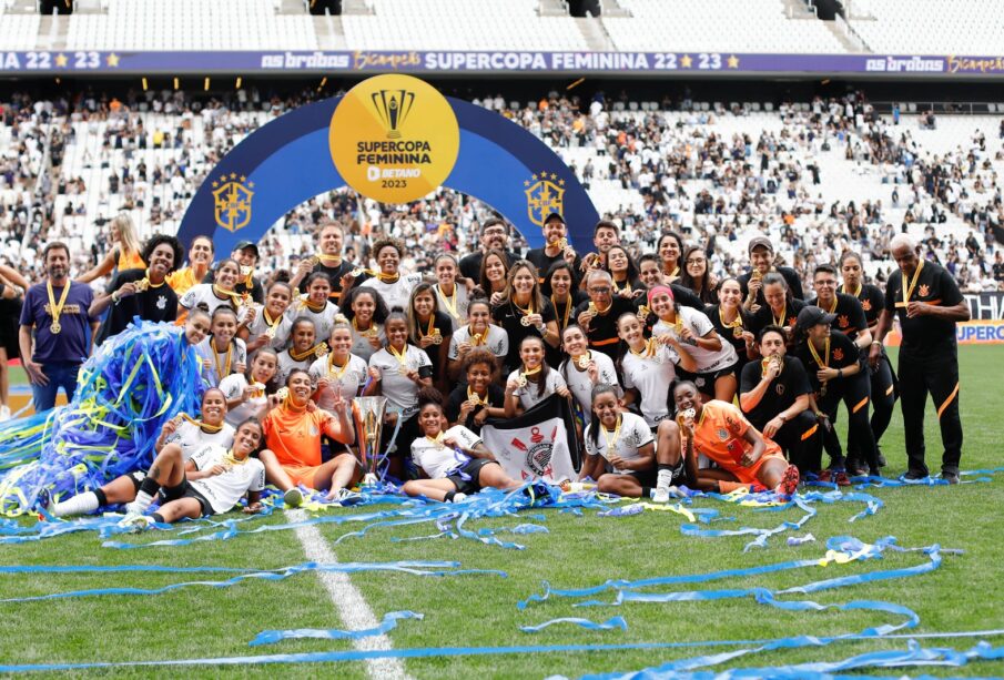 Jogadoras comemoram o bicampeonato da Super Copa Feminina de Futebol