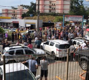 Multidão fica em frente a Creche Bom Pasto em Santa Catarina após ataque que matou quatro crianças e feriu outras três.