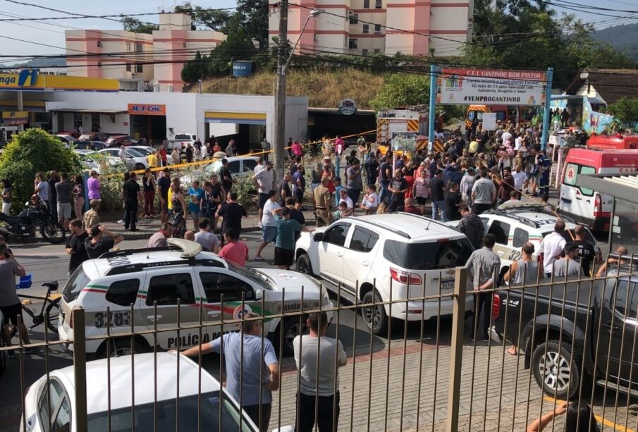 Multidão fica em frente a Creche Bom Pasto em Santa Catarina após ataque que matou quatro crianças e feriu outras três.