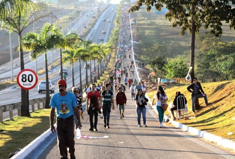 Pessoas em caminhada em avenida de Goiás.