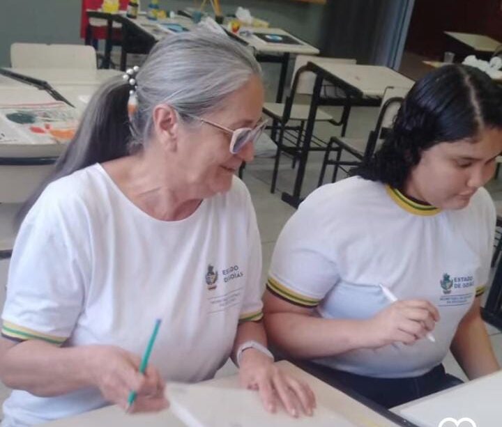 Mulher adulta e jovem em sala de aula.