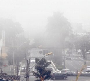 Cidade coberta por neblina.