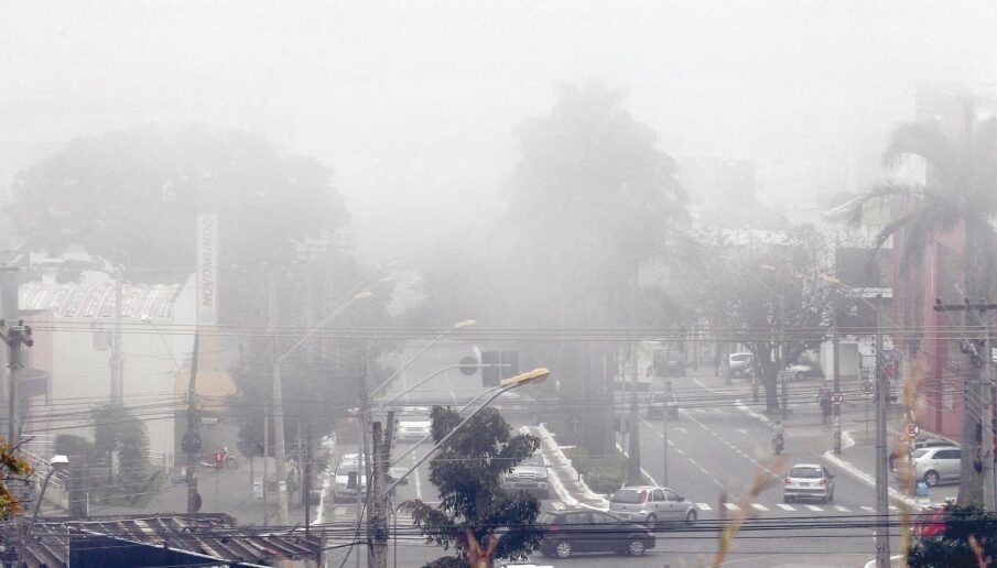 Cidade coberta por neblina.