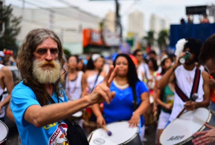 Grupo de percussão Coró de Pau em apresentação