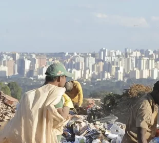 Homens catando lixo a céu aberto em grandes áreas urbanas